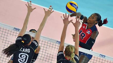 Ohne Chance. Stefanie Karg und Margareta Kozuch haben gegen den Ball von Bethania de la Cruz de Pena kaum Abwehrmöglichkeiten.