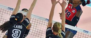 Ohne Chance. Stefanie Karg und Margareta Kozuch haben gegen den Ball von Bethania de la Cruz de Pena kaum Abwehrmöglichkeiten.