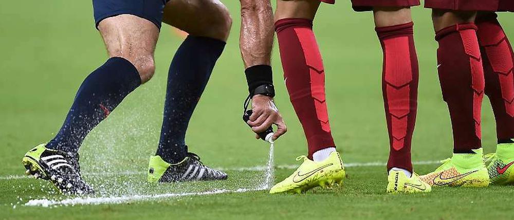 Achtung, Parabene! Der TÜV findet das Freistoßspray gar nicht gut.