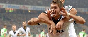 Hört, hört: Schalke hat feierte seinen ersten Saisonsieg. Roman Neustaedter stuerte einen Treffer bei.