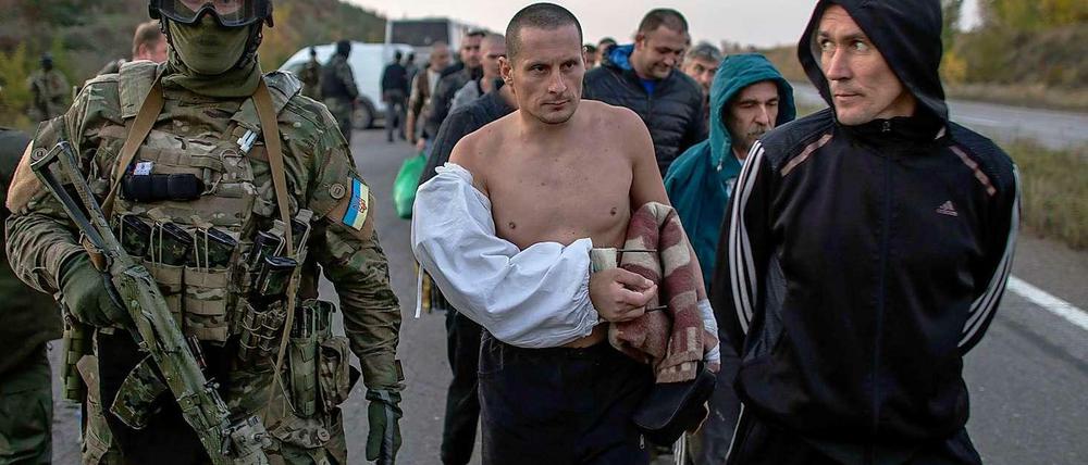 Ein ukrainischer Soldat bewacht nördlich von Donetsk prorussische Gefangene, um sie zu einem Gefangenenaustausch zu bringen.