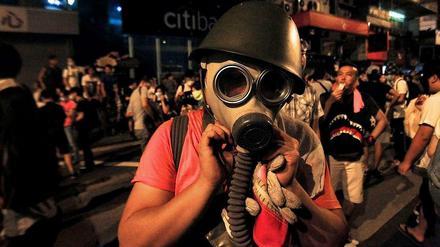 Demonstrant mit Gasmaske. In Hongkong gehen Zehntausende auf die Straße. Sie fordern mehr Demokratie und Rechtsstaatlichkeit.