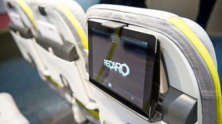 Ein Tablet in einer speziellen Halterung am Vordersitz im Flugzeug. Surfen während des Fluges soll wieder erlaubt sein.