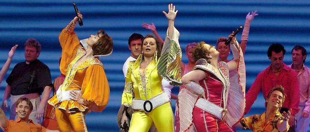 Das ABBA-Musical "Mamma Mia!" läuft seit 1999 sehr erfolgreich. Weltweit haben es 54 Millionen Menschen gesehen (hier eine Aufführung in Stuttgart). Nun kehrt es auch nach Berlin zurück.