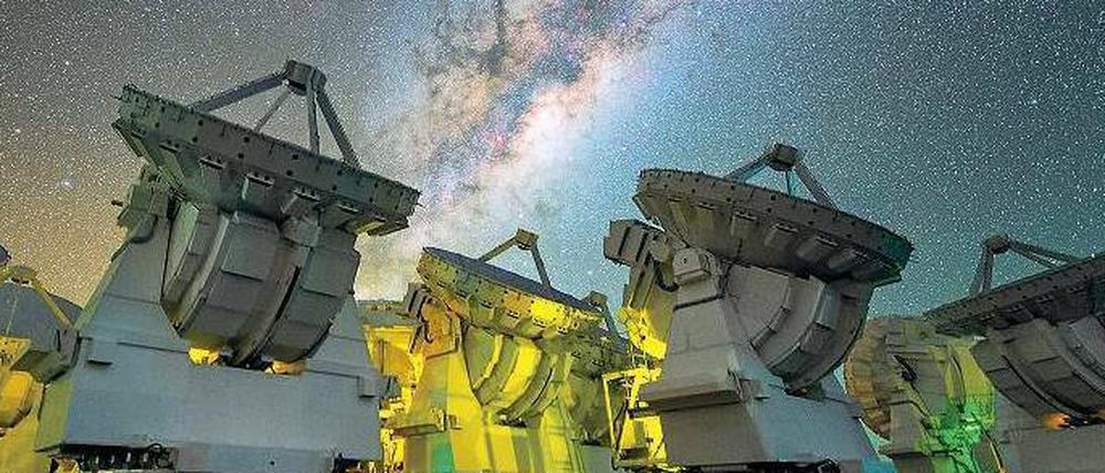 Überall Bio. Mit den Antennen des Alma-Observatoriums in Chile haben Forscher Vorstufen von Biomolekülen im Zentrum unserer Milchstraße entdeckt.