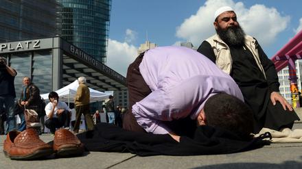 Salafisten werben inzwischen nicht mehr nur auf der Straße, sondern auch in Schulen, beim Friseur oder in Teestuben für ihre Ziele.