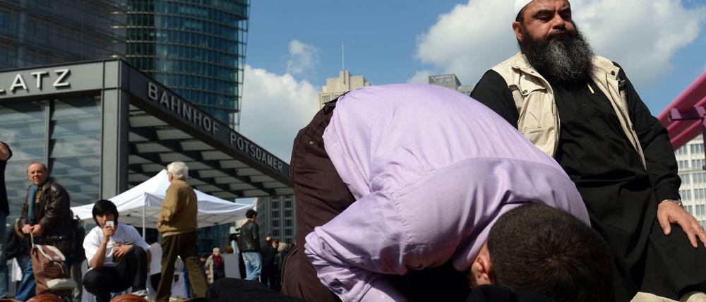 Salafisten werben inzwischen nicht mehr nur auf der Straße, sondern auch in Schulen, beim Friseur oder in Teestuben für ihre Ziele.