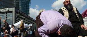 Salafisten werben inzwischen nicht mehr nur auf der Straße, sondern auch in Schulen, beim Friseur oder in Teestuben für ihre Ziele.