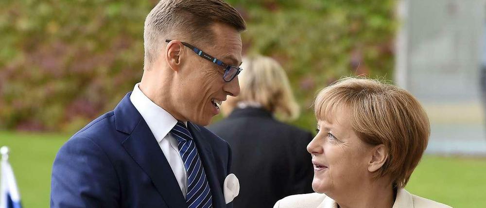 Finnlands Premier Alexander Stubb schüttelt Bundeskanzlerin Angela Merkel die Hand.