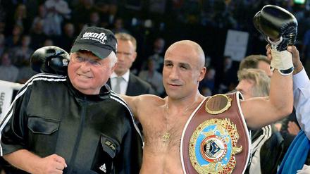 Der deutsche Boxer Arthur Abraham jubelt nach seinem Sieg gegen seinen Herausforderer Smith aus Großbritannien mit seinem Trainer Ulli Wegner.