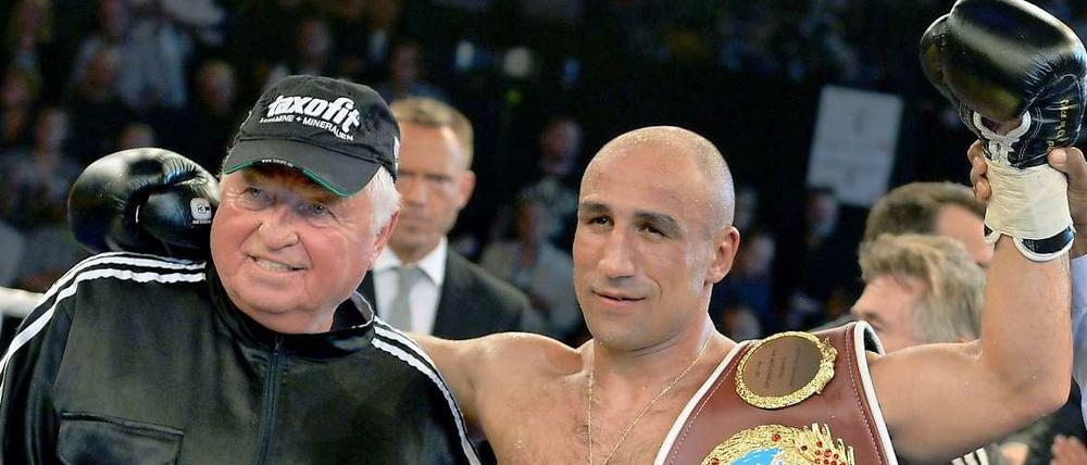 Der deutsche Boxer Arthur Abraham jubelt nach seinem Sieg gegen seinen Herausforderer Smith aus Großbritannien mit seinem Trainer Ulli Wegner.