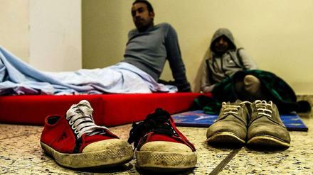 Warten. Knapp 25 Flüchtlinge sitzen seit Donnerstag im DGB-Haus in Berlin-Schöneberg.