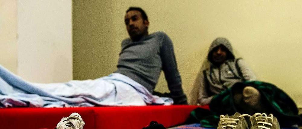 Warten. Knapp 25 Flüchtlinge sitzen seit Donnerstag im DGB-Haus in Berlin-Schöneberg.