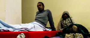 Warten. Knapp 25 Flüchtlinge sitzen seit Donnerstag im DGB-Haus in Berlin-Schöneberg.