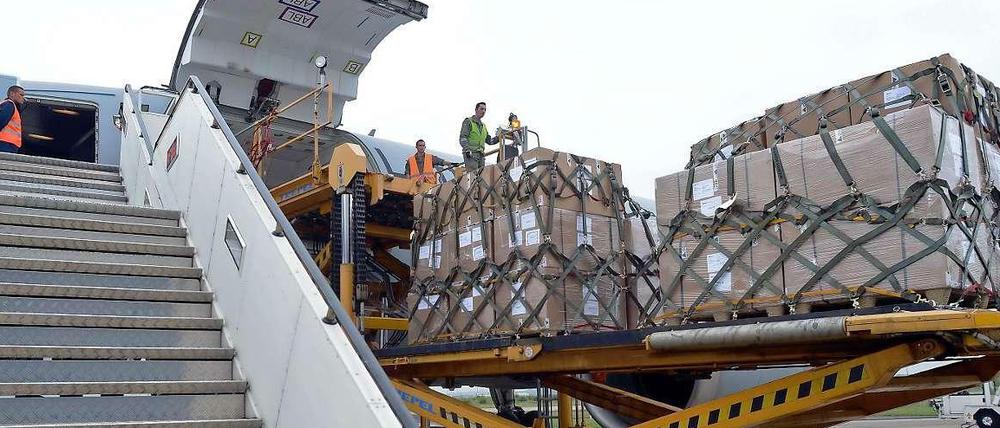 Ein erster Hilfsflug hat am Donnerstag auf dem militärischen Teil des Flughafens Köln-Bonn in Richtung Senegal abgehoben. Transportiert wurden fünf Tonnen Stiefel, Schutzkleidung, Handschuhe und anderes medizinisches Material. Nun soll der Flughafen in Dakar so vorbereitet werden, dass er zum Drehkreuz für die Ebola-Hilfe in Westafrika werden kann. 