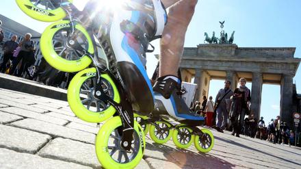 Teil des 41. Berlin Marathon: Beim Inlineskating Marathon fahren am Sonnabend Skater am Brandenburger Tor vorbei.