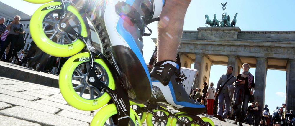 Teil des 41. Berlin Marathon: Beim Inlineskating Marathon fahren am Sonnabend Skater am Brandenburger Tor vorbei.
