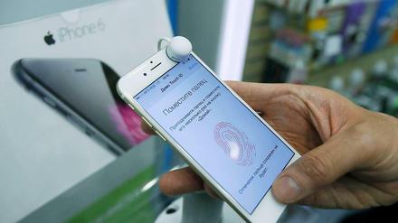 Jetzt auch in Russland zu haben: In der Nacht zu Freitag startete der Verkauf des neuen iPhones auch in Moskau. Die Software macht noch immer Probleme.
