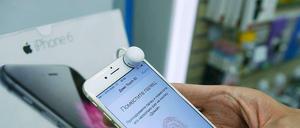 Jetzt auch in Russland zu haben: In der Nacht zu Freitag startete der Verkauf des neuen iPhones auch in Moskau. Die Software macht noch immer Probleme.