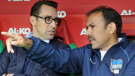 Jos Luhukay (r.) war nach dem 0:1 von Augsburg ziemlich sauer, hat sich aber wieder beruhigt.