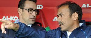 Jos Luhukay (r.) war nach dem 0:1 von Augsburg ziemlich sauer, hat sich aber wieder beruhigt.
