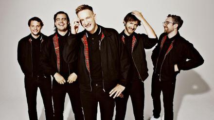 Die Jungs von Kraftklub haben die Polohemden abgelegt, nun sind sie in schwarz. So heißt auch das neue Album.