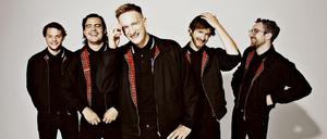 Die Jungs von Kraftklub haben die Polohemden abgelegt, nun sind sie in schwarz. So heißt auch das neue Album.