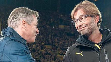 Mienenspiel. Von Dortmunds Jürgen Klopp (r.) und Schalkes Jens Keller waren in dieser Saison oft lange Gesichter zu sehen. An diesem Samstag könnte einer von beiden gut lachen haben.