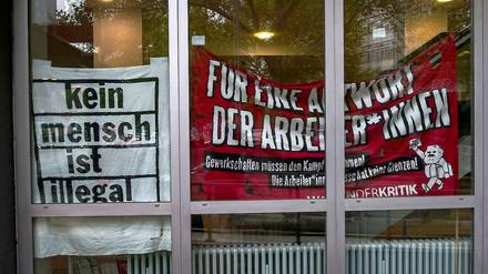 Transparente der Flüchtlinge im DGB-Haus.