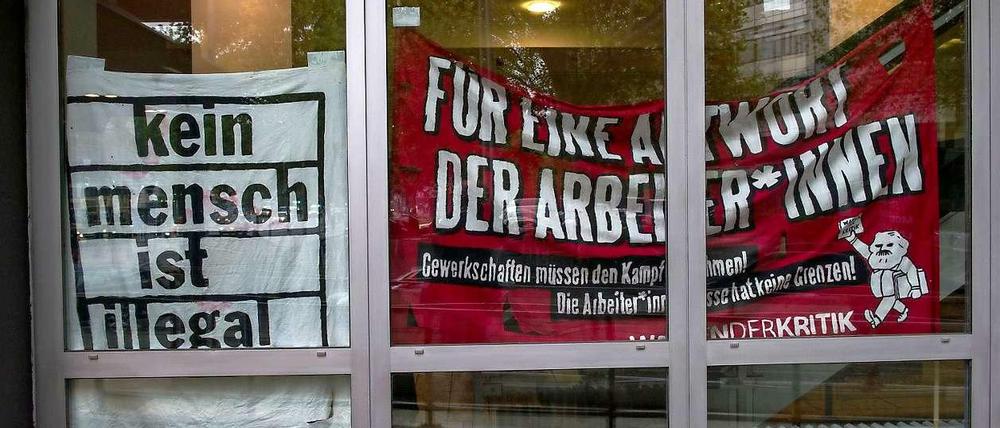 Transparente der Flüchtlinge im DGB-Haus.