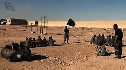 Trainingslager: Der Screenshot eines Videos zeigt Kämpfer des "Islamischen Staates" in einem Camp. Der Ort der Aufnahme ist unbekannt.