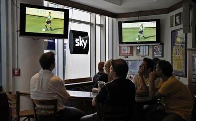 Fußball in der Kneipe - bald ein Ausnahmezustand in Berlin? Viele Wirte sind über die aktuelle Preiserhöhung des Bezahlsenders Sky empört.