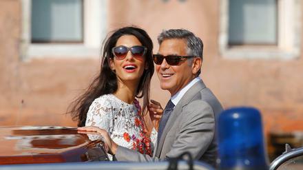 Alamuddin und George Clooney auf einem Boot.
