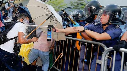 Die Polizei in Hongkong setzt Pfefferspray gegen die Demonstranten ein.