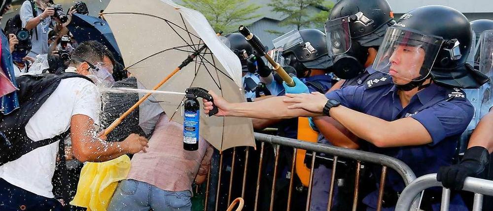 Die Polizei in Hongkong setzt Pfefferspray gegen die Demonstranten ein.