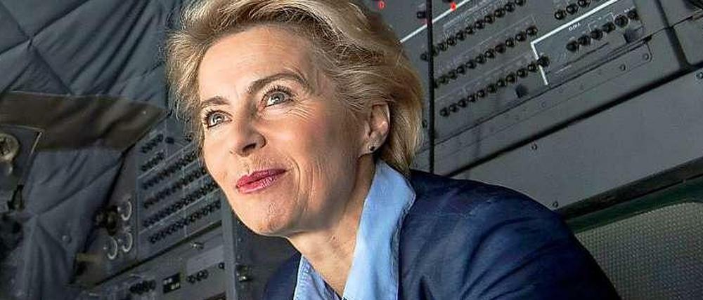 Verteidigungsministerin Ursula von der Leyen (CDU) bei einem Flug in den Irak