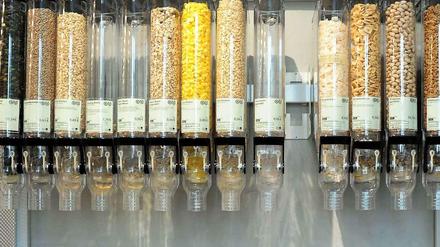 Trockenprodukte wie Reis, Müsli oder Nudeln werden in sogenannten Bulk Bins, großen Aufbewahrungsbehältnern, angeboten. Mittels Hebel füllt der Kunde das Produkt in ein mitgebrachtes oder ein im Laden erhältliches Gefäß ein. Ein Kontakt zwischen Ware und Kunde wird so vermieden. Auch Bio-Papiertüten können befüllt werden.
