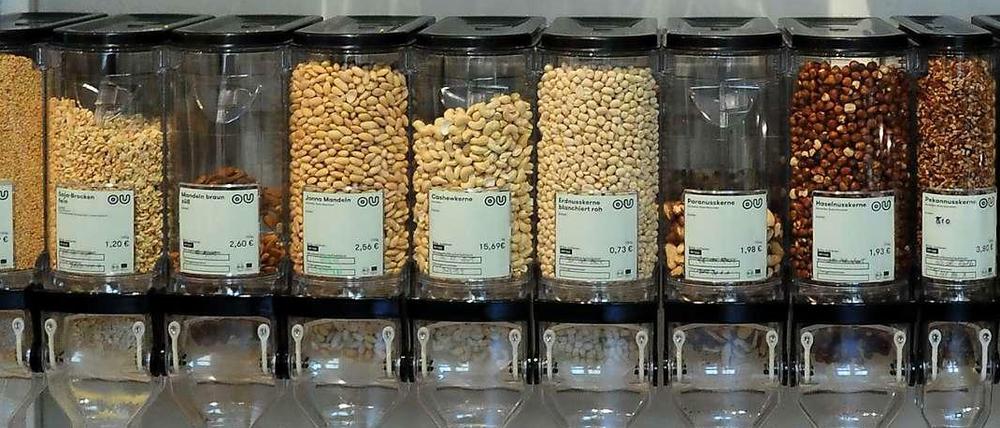 Trockenprodukte wie Reis, Müsli oder Nudeln werden in sogenannten Bulk Bins, großen Aufbewahrungsbehältnern, angeboten. Mittels Hebel füllt der Kunde das Produkt in ein mitgebrachtes oder ein im Laden erhältliches Gefäß ein. Ein Kontakt zwischen Ware und Kunde wird so vermieden. Auch Bio-Papiertüten können befüllt werden.