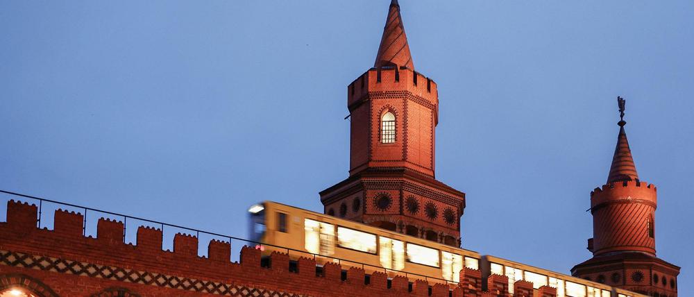 Zug auf der Oberbaumbrücke. Liebe Leserinnen, liebe Leser: Senden Sie Ihre Berlin-Fotos an leserbilder@tagesspiegel.de!
