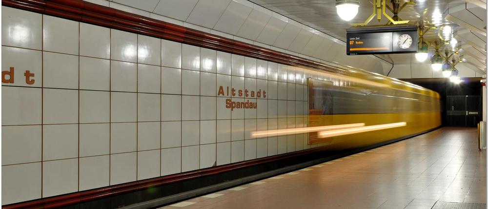 Altstadt Spandau. 2017 wurde der Bahnhof unter Denkmalschutz gestellt, gemeinsam mit sechs weiteren Stationen der nördlichen U7. 
