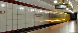 Altstadt Spandau. 2017 wurde der Bahnhof unter Denkmalschutz gestellt, gemeinsam mit sechs weiteren Stationen der nördlichen U7. 