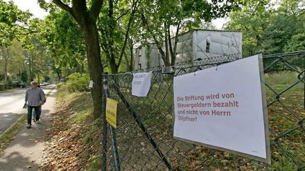 Streit unter Nachbarn. Mit Schildern wird gegen den Zaun protestiert, den Mathias Döpfner im Auftrag der Schlösserstiftung um die Gärten der Villa Henckel und der Villa Schlieffen errichten ließ. 