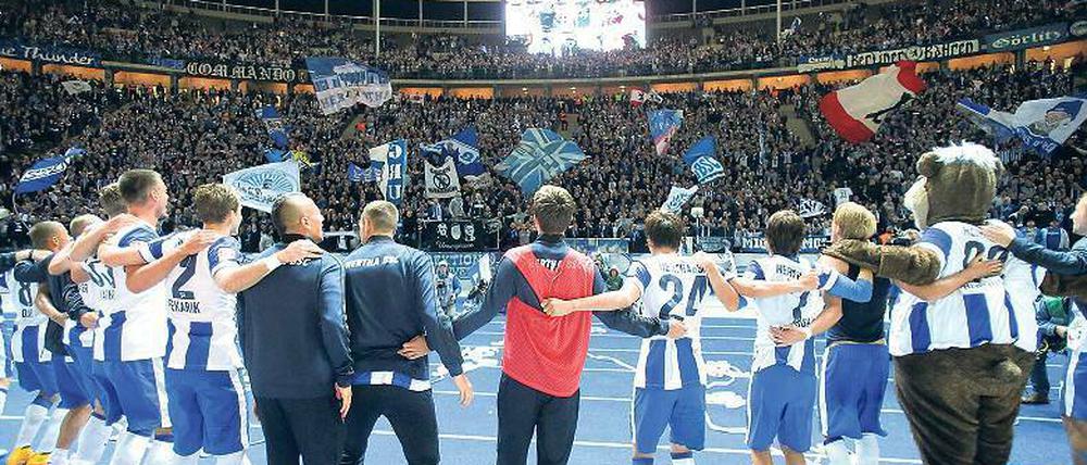 Kurven-Tanz. Die Mannschaft von Hertha BSC bedankt sich nach dem ersten Saisonsieg bei ihrem Anhang für die nicht selbstverständliche Unterstützung.