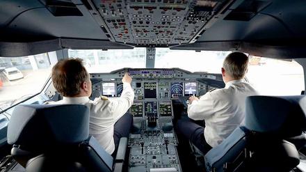 Im Cockpit darf der Kopf frei sein - am Flughafen bisher nicht. 