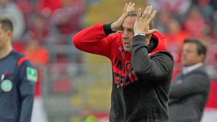 Noch ein Roter Teufel? Trainer Düwel beim Spiel auf dem Betzenberg. 