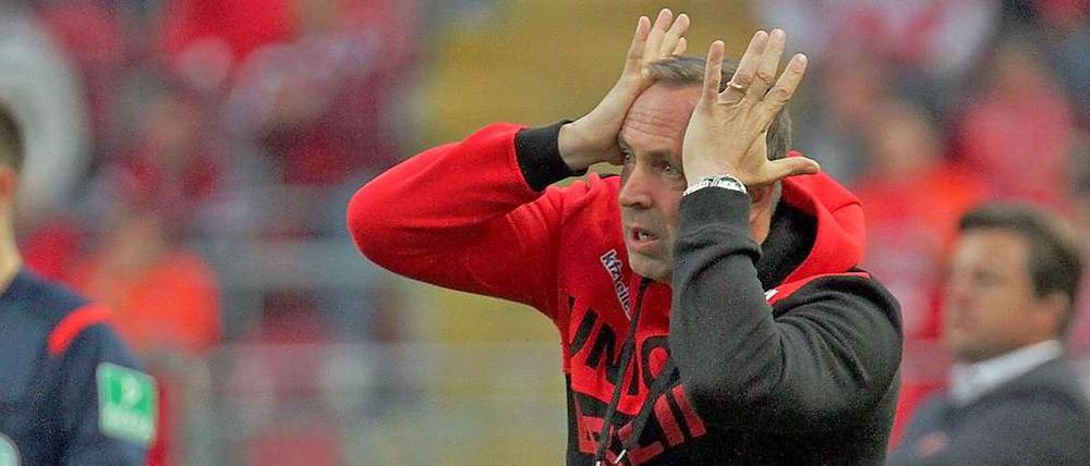 Noch ein Roter Teufel? Trainer Düwel beim Spiel auf dem Betzenberg.