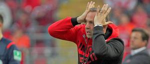 Noch ein Roter Teufel? Trainer Düwel beim Spiel auf dem Betzenberg. 