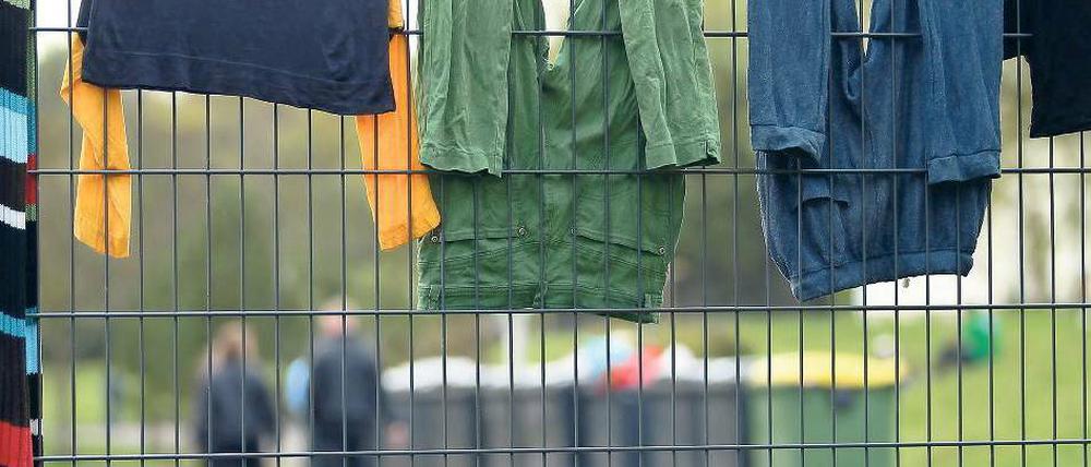 Verschärfte Regeln. In Nordrhein-Westfalen soll das Wachpersonal in Flüchtlingsheimen künftig vom Verfassungsschutz überprüft werden. 