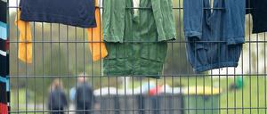 Verschärfte Regeln. In Nordrhein-Westfalen soll das Wachpersonal in Flüchtlingsheimen künftig vom Verfassungsschutz überprüft werden. 