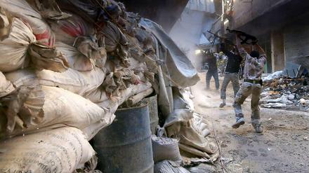 Rebellen kämpfen in Aleppo gegen ihre Gegner.